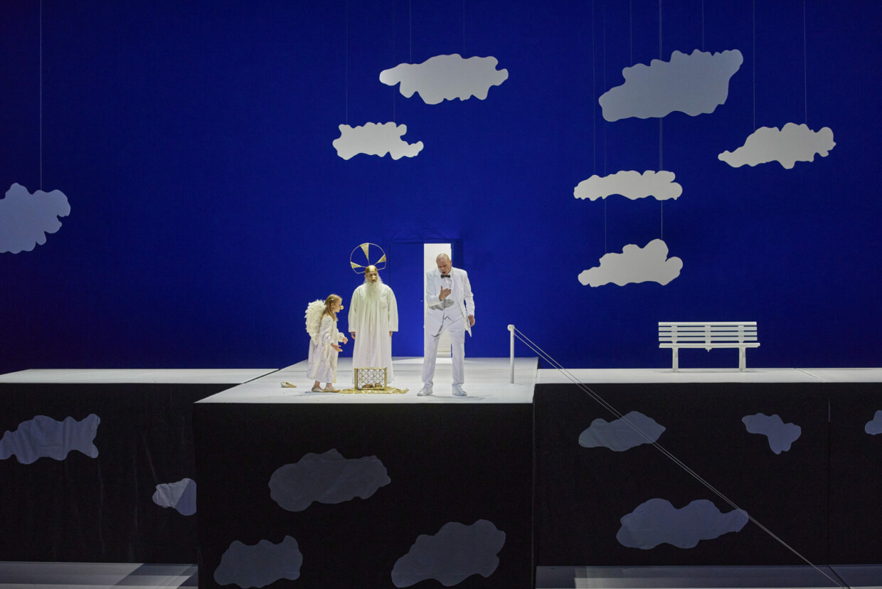 Aaron Pegram (Der liebe Gott) und Bo Skovhus (Platon Kusmitsch Kowaljow) in Schostakowitschs „Die Nase“ an der Semperoper Dresden