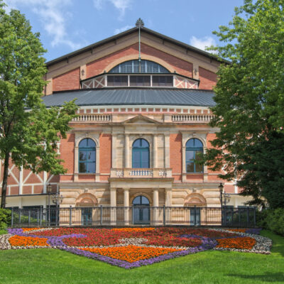 1876 mit dem „Ring des Nibelungen“ eröffnet: das Bayreuther Festspielhaus auf dem „Grünen Hügel“