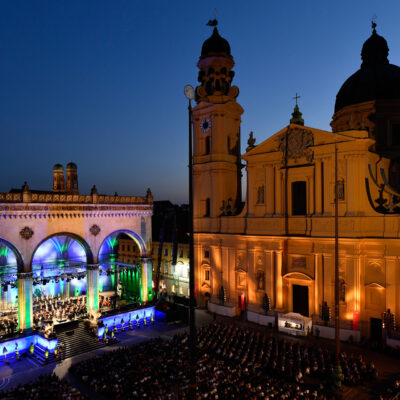 In allen Farben erstrahlt die Feldherrnhalle bei „Klassik am Odeonsplatz“