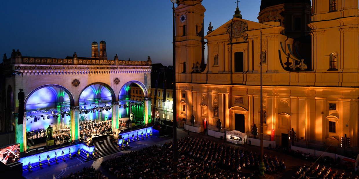 In allen Farben erstrahlt die Feldherrnhalle bei „Klassik am Odeonsplatz“