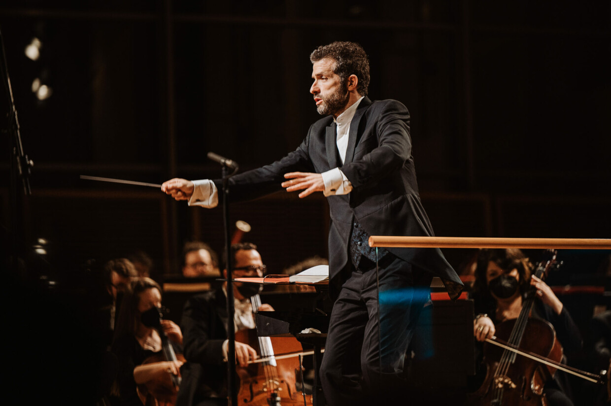 Omer Meir Wellber dirigiert vom Barock bis hin zum Tango, von Klassik bis hin zum Klezmer und zu arabischer Folklore