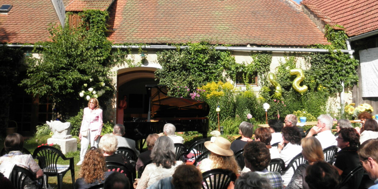 Freilicht-Idylle mit blendender Akustik: Historischer Pfarrhof