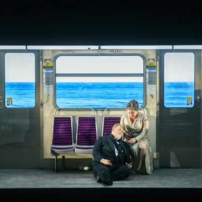 Tristan (Stuart Skelton) stribt in den Armen von Isolde (Nina Stemme) in Simon Stones Inszenierung beim Festival d'Aix-en-Provence