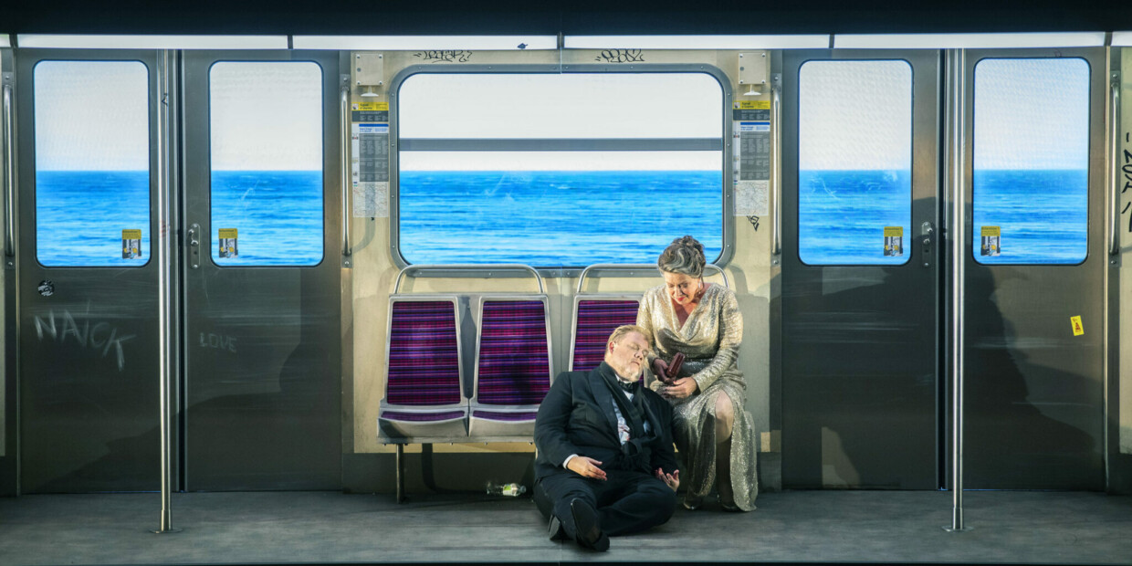 Tristan (Stuart Skelton) stribt in den Armen von Isolde (Nina Stemme) in Simon Stones Inszenierung beim Festival d'Aix-en-Provence