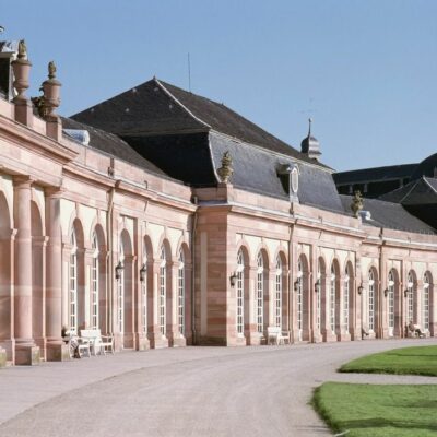 Auch im Schlosstheater Schwetzingen findet Tatjana Gürbacas Mozart-Inszenierung eine Bühne