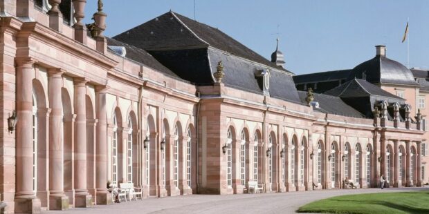 Auch im Schlosstheater Schwetzingen findet Tatjana Gürbacas Mozart-Inszenierung eine Bühne