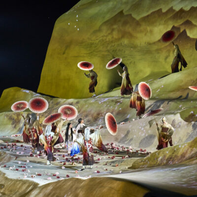 Rund 300 Tonnen wiegt das eindrucksvolle Bühnenbild von Michael Levine auf der Seebühne der Bregenzer Festspiele