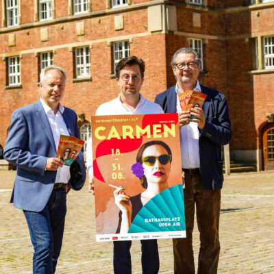 Intendant Daniel Karasek (rechts) inszeniert Bizets „Carmen" am Kieler Rathausplatz, die musikalische Leitung übernimmt GMD Benjamin Reiners (Mitte)