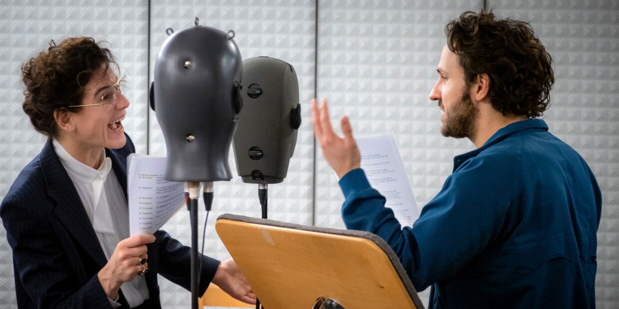 Außeinandersetzung mit Kunstkopftechnik im Studio: Brünnhilde (Bibiana Beglau) und Siegfried (Dimitrij Schaad)