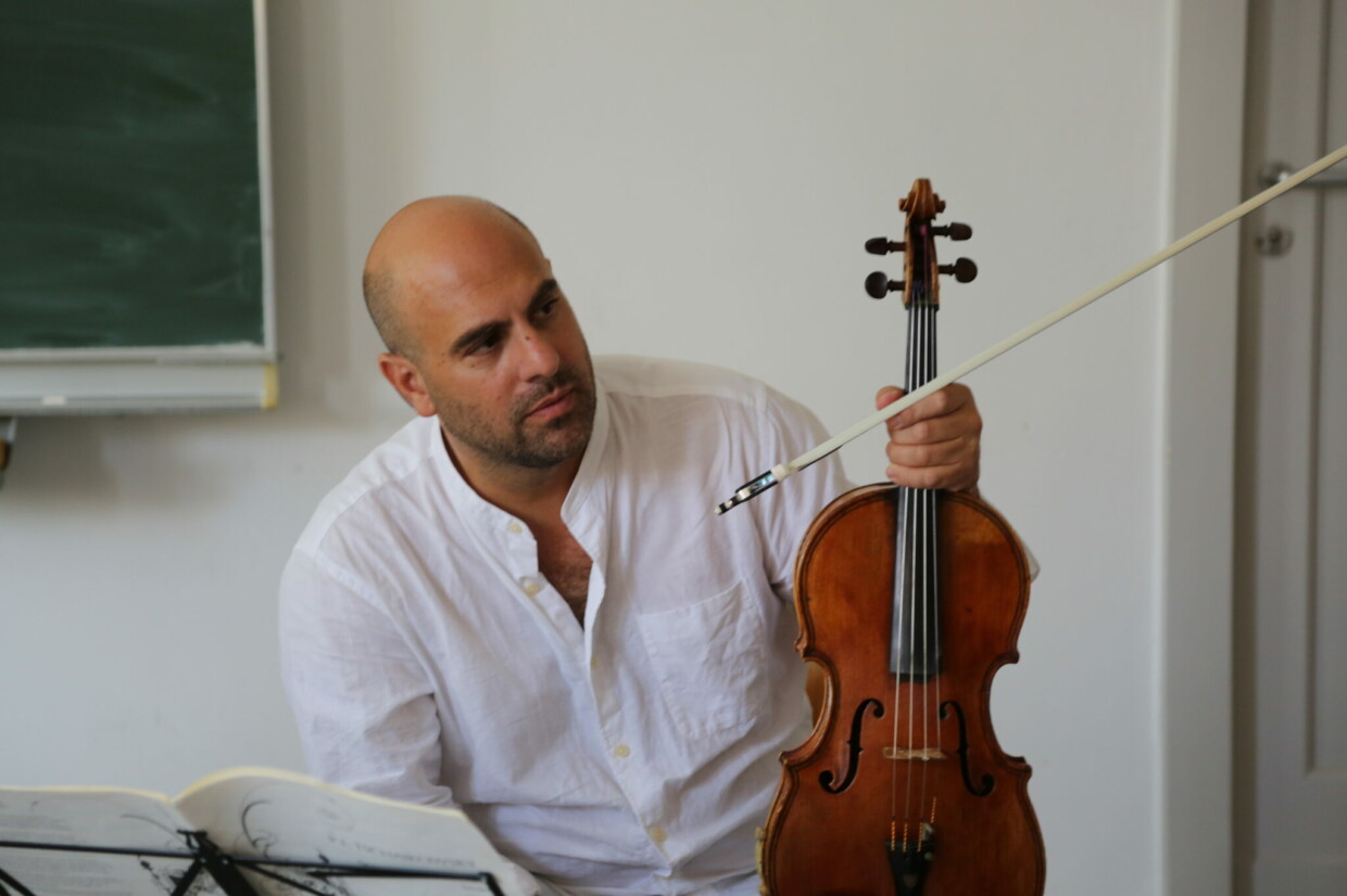 Avri Levitan gibt als Tutor regelmäßig sein Wissen an junge Musikerinnen und Musiker weiter