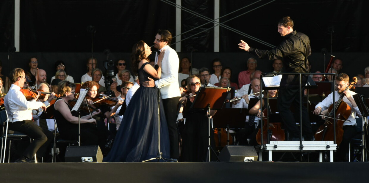 Tenor Jonathan Tetelman gemeinsam mit Joyce El-Khoury und dem Helsingborgs Symfoniorkester unter Leitung von Evan Rogister