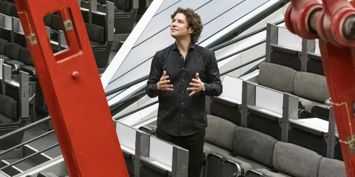 Robin Ticciati leitet auch in dieser Saison wieder den „Symphonic Mob“ in einem Einkaufszentrum