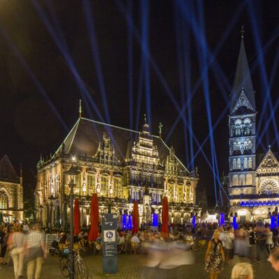 Auch auf dem Bremer Marktplatz bietet das Musikfest etwas für Ohr und Auge: Hier lädt Martin Grubinger zu einer „Percussion-Show“.