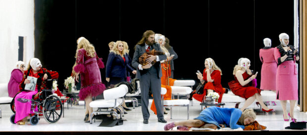 Szenenbild aus „Die Walküre“ bei den Bayreuther Festspielen 2022