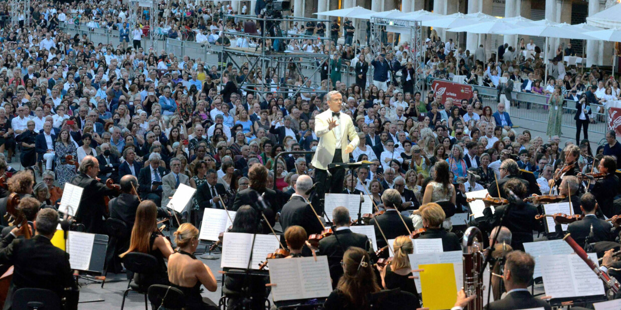 Carl Orffs „Carmina Burana“ unter der musikalischen Leitung von Fabio Luisi auf dem Markusplatz in Venedig