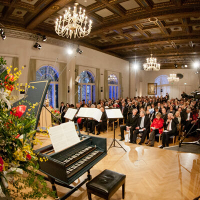 Im Festsaal der Evangelischen Akademie werden die Tutzinger Brahmstage eröffnet