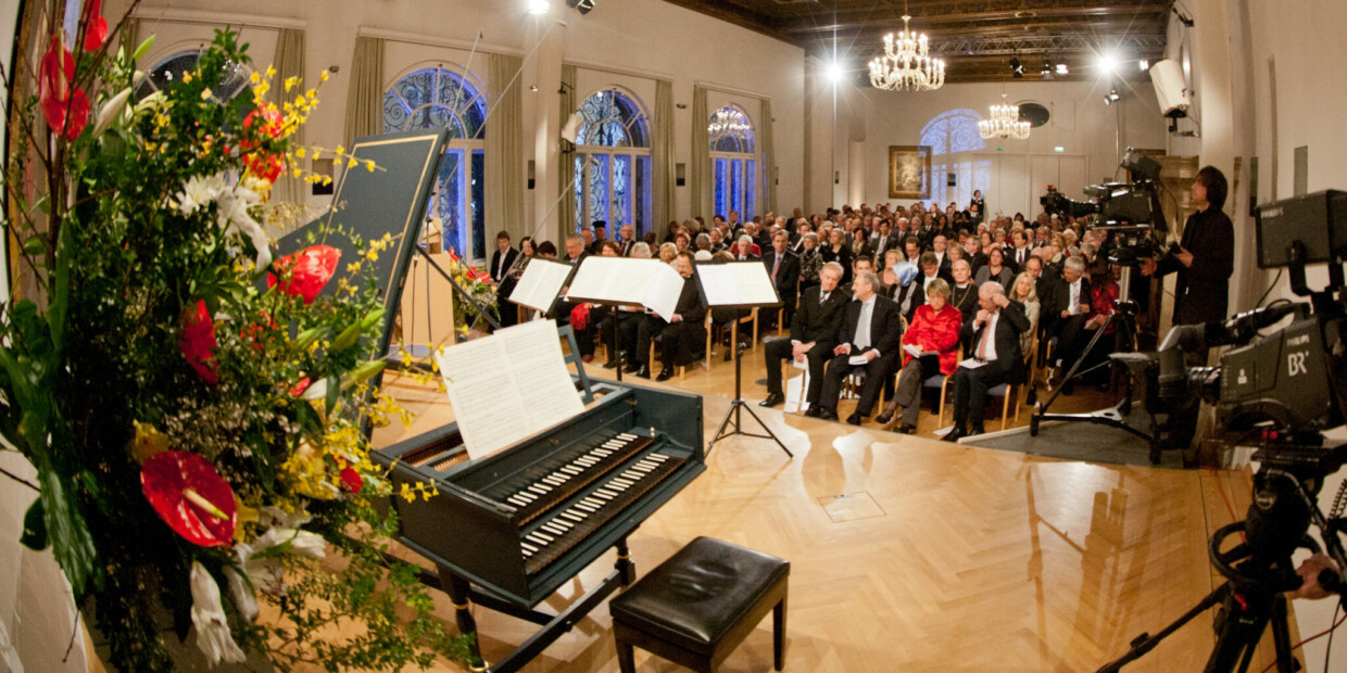 Im Festsaal der Evangelischen Akademie werden die Tutzinger Brahmstage eröffnet