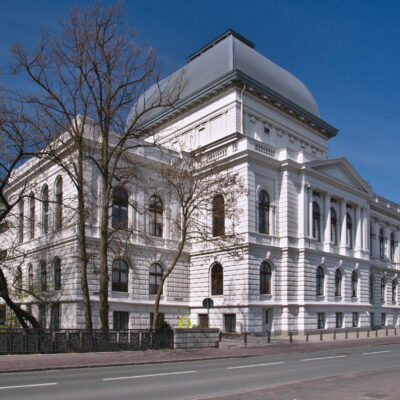 Das Oldenburgische Staatstheater mit Blick von der Roonbrücke