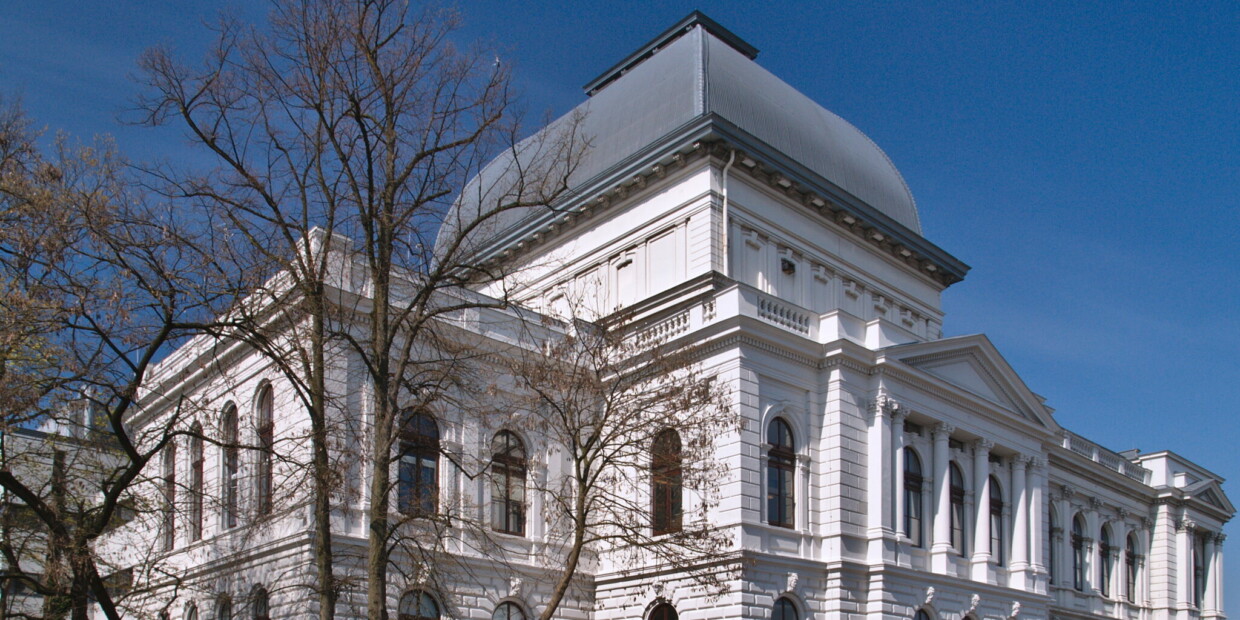 Das Oldenburgische Staatstheater mit Blick von der Roonbrücke