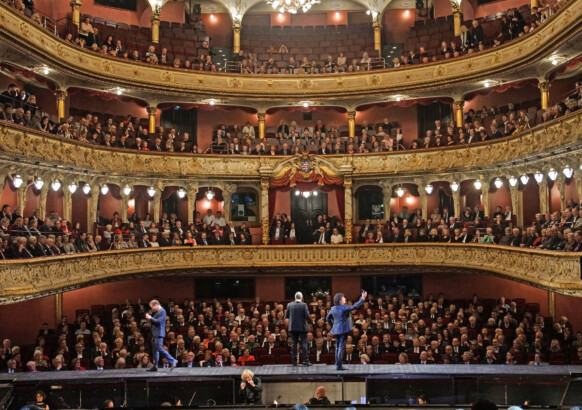 Das Hessische Staatstheater Wiesbaden zeigt Beethovens „Fidelio" als brandaktuelle Symbolfigur