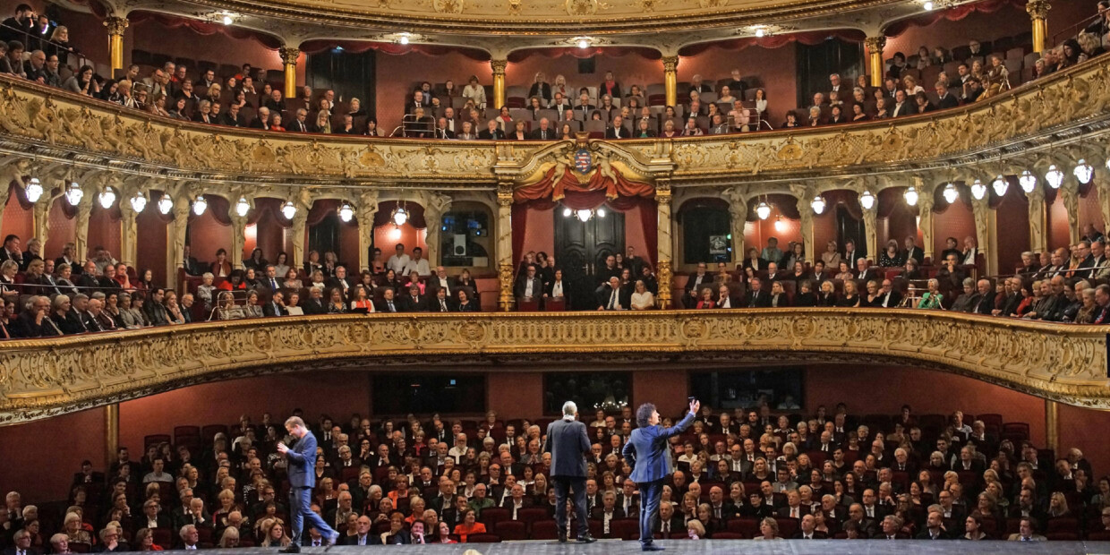 Das Hessische Staatstheater Wiesbaden zeigt Beethovens „Fidelio" als brandaktuelle Symbolfigur