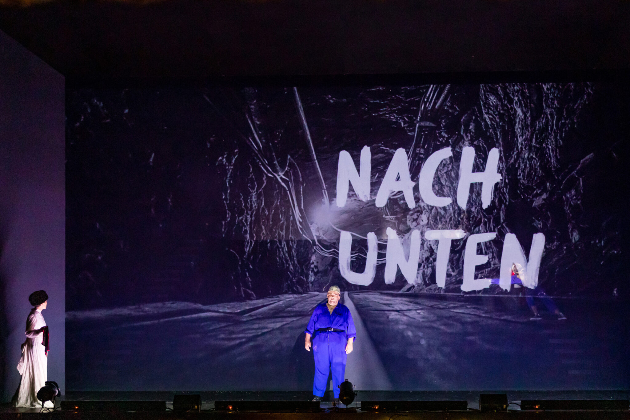 Szenenfoto aus „Im Berg“: Verena Usemann (Die Braut) und Nils Stäfe (Brigadier Siegfried)