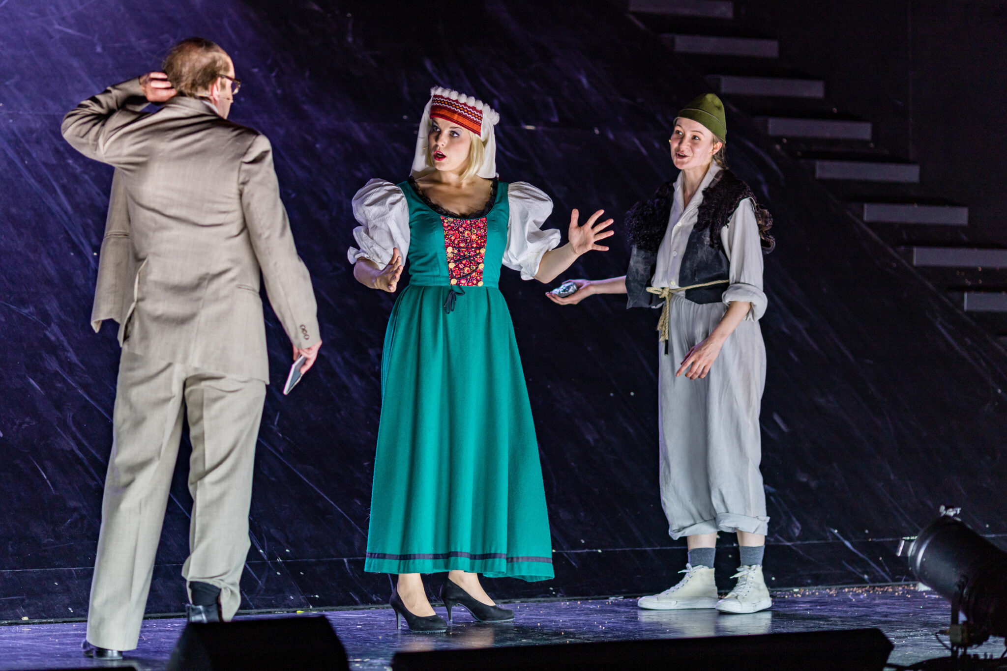 Szenenfoto aus „Im Berg“: Robert Kuchenbuch (Franz, ein Dichter), Julia Domke (Mädchen Ursula) und Maria Tomoiaga (Hütejunge)