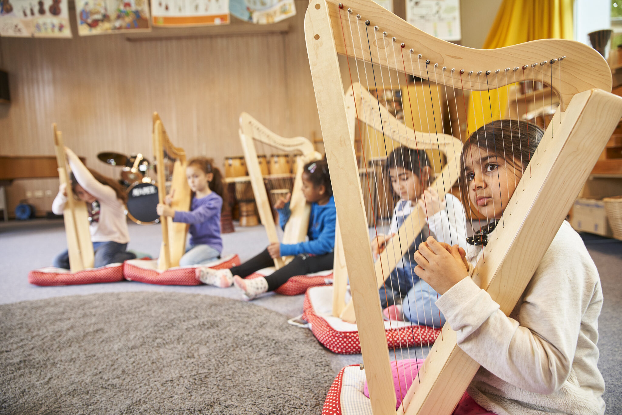 Gibt’s nicht nur im Himmel, sondern dank des „JeKi“-Programms auch in manchen Schulen: ein Orchester voller Harfen