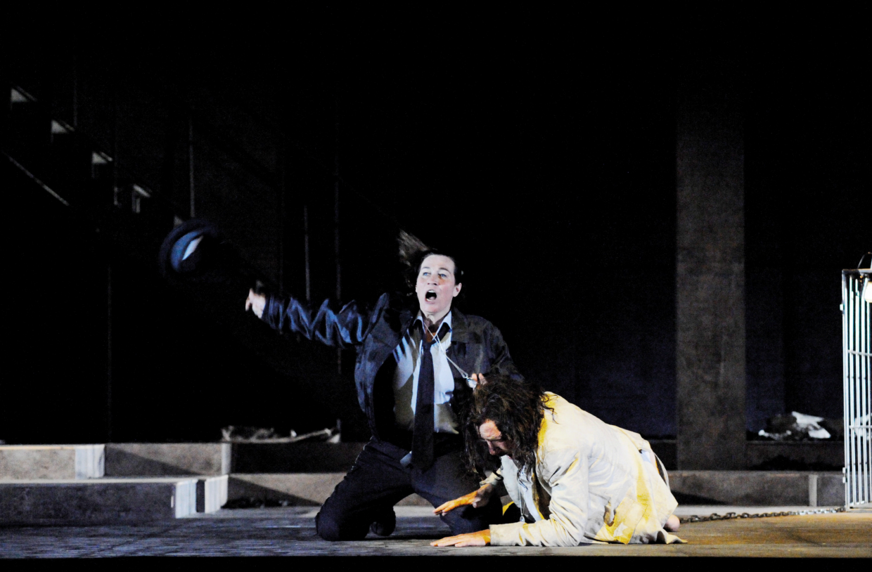 Szenenbild aus „Fidelio“ am Hessischen Staatstheater Wiesbaden