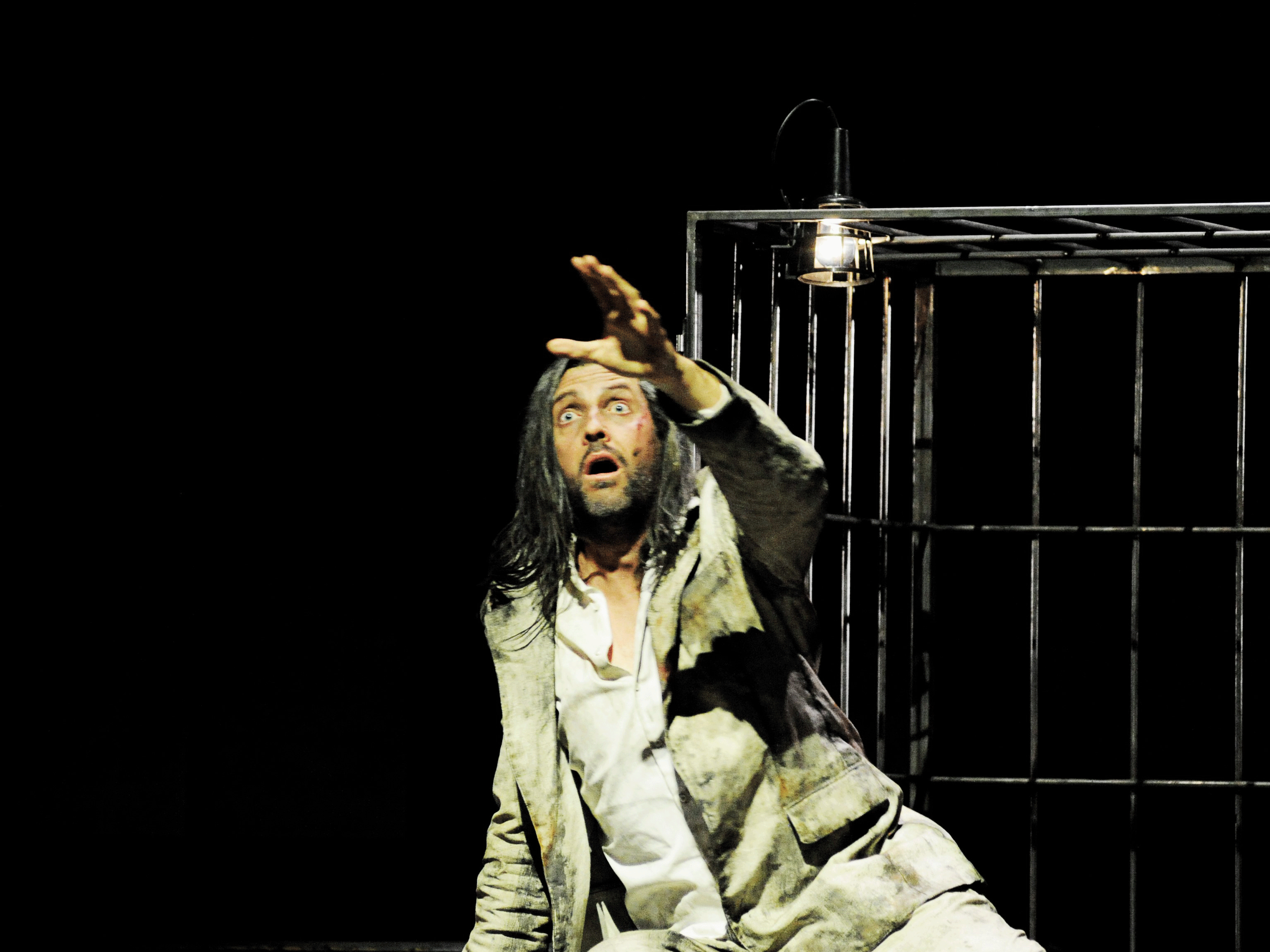 Szenenbild aus „Fidelio“ am Hessischen Staatstheater Wiesbaden