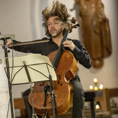 Cellist Daniel Cohen spielt mit Schwung und Elan („con brio“) bei classic con brio im Osnabrücker Land