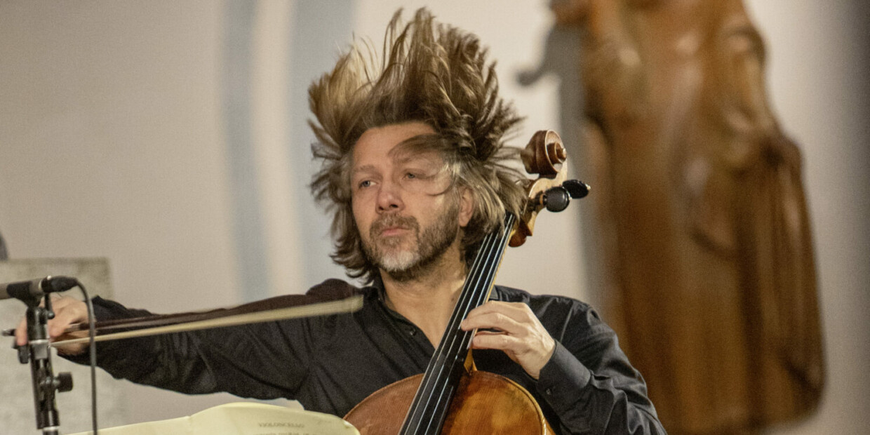 Cellist Daniel Cohen spielt mit Schwung und Elan („con brio“) bei classic con brio im Osnabrücker Land
