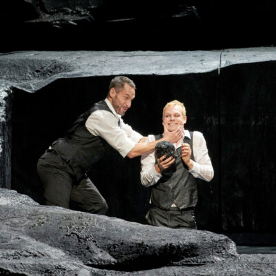 Kyle Ketelsen und Philippe Sly in Barrie Koskys Inszenierung von „Don Giovanni" an der Wiener Staatsoper