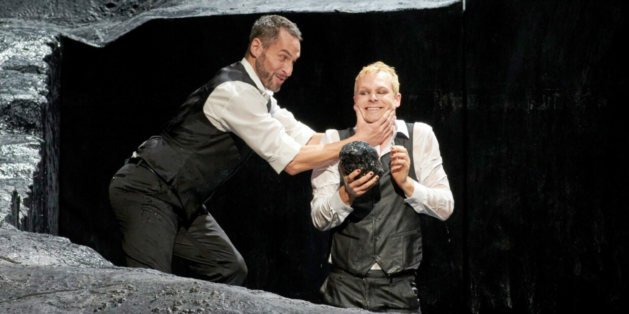 Kyle Ketelsen und Philippe Sly in Barrie Koskys Inszenierung von „Don Giovanni" an der Wiener Staatsoper