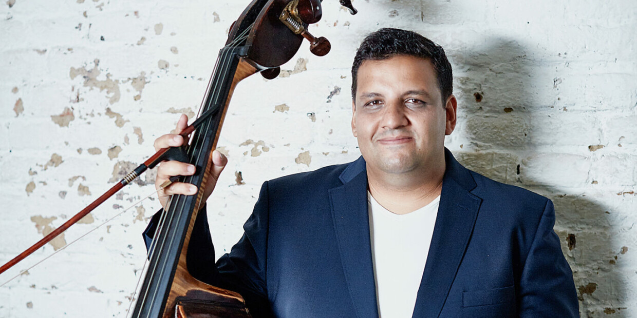 Kontrabassist Ödön Racz spielt Nino Rotas „Divertinemto concertante" an der Trave