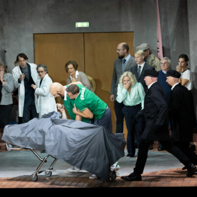 Trauer um Siegfried im Stresslabor in Dmitri Tcherniakovs Inszenierung der „Götterdämmerung“ an der Staatsoper Unter den Linden Berlin