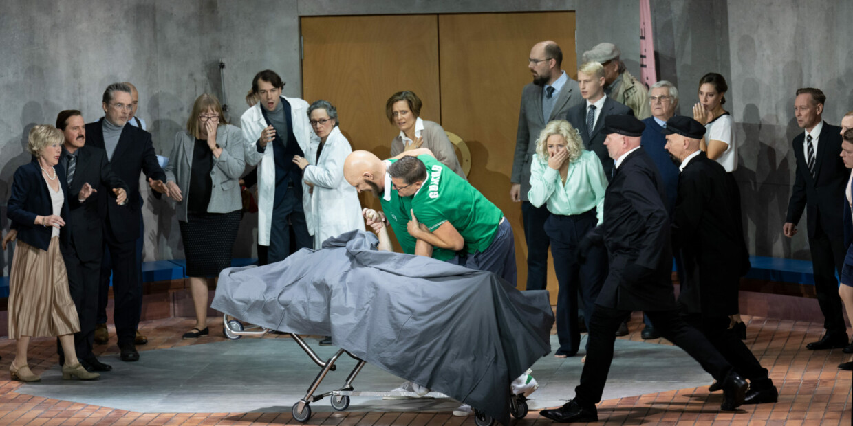 Trauer um Siegfried im Stresslabor in Dmitri Tcherniakovs Inszenierung der „Götterdämmerung“ an der Staatsoper Unter den Linden Berlin