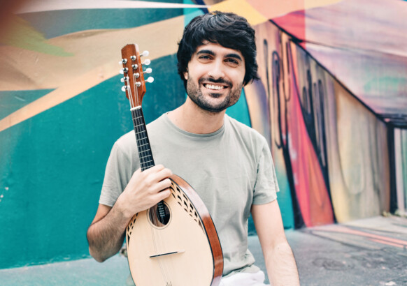 Außer Mandoline spielt Alon Sariel auch Laute, Barockgitarre, Oud und andere Zupfinstrumente