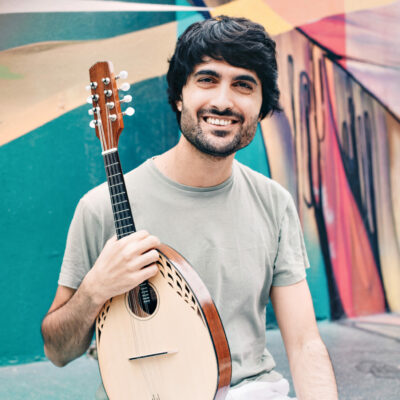 Außer Mandoline spielt Alon Sariel auch Laute, Barockgitarre, Oud und andere Zupfinstrumente