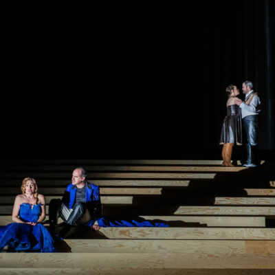 Regisseur Tilmann Köhler nutzt für seine Inszenierung von Albert Lortzings „Undine“ an der Oper Leipzig eine Freitreppe als Großmetapher