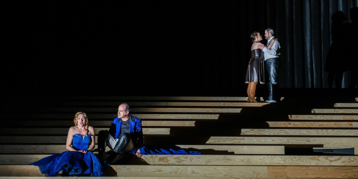 Regisseur Tilmann Köhler nutzt für seine Inszenierung von Albert Lortzings „Undine“ an der Oper Leipzig eine Freitreppe als Großmetapher