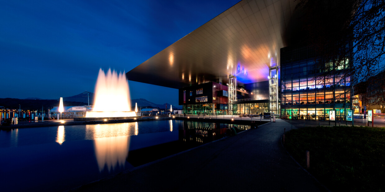 Am Kultur- und Kongresszentrum Luzern läuten ernste Bach-Arien und heitere Opern-Auszüge den Jahreswechsel ein.