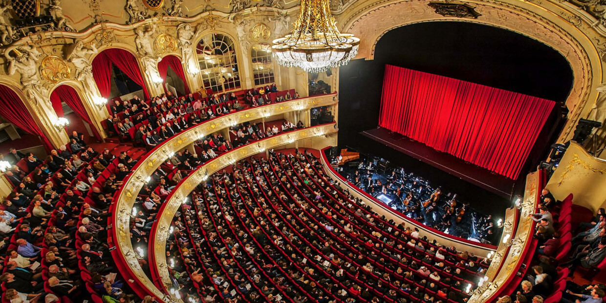 Im Gegensatz zur schlichten Außenfassade gibt sich der Innenraum der Komischen Oper prunkvoll
