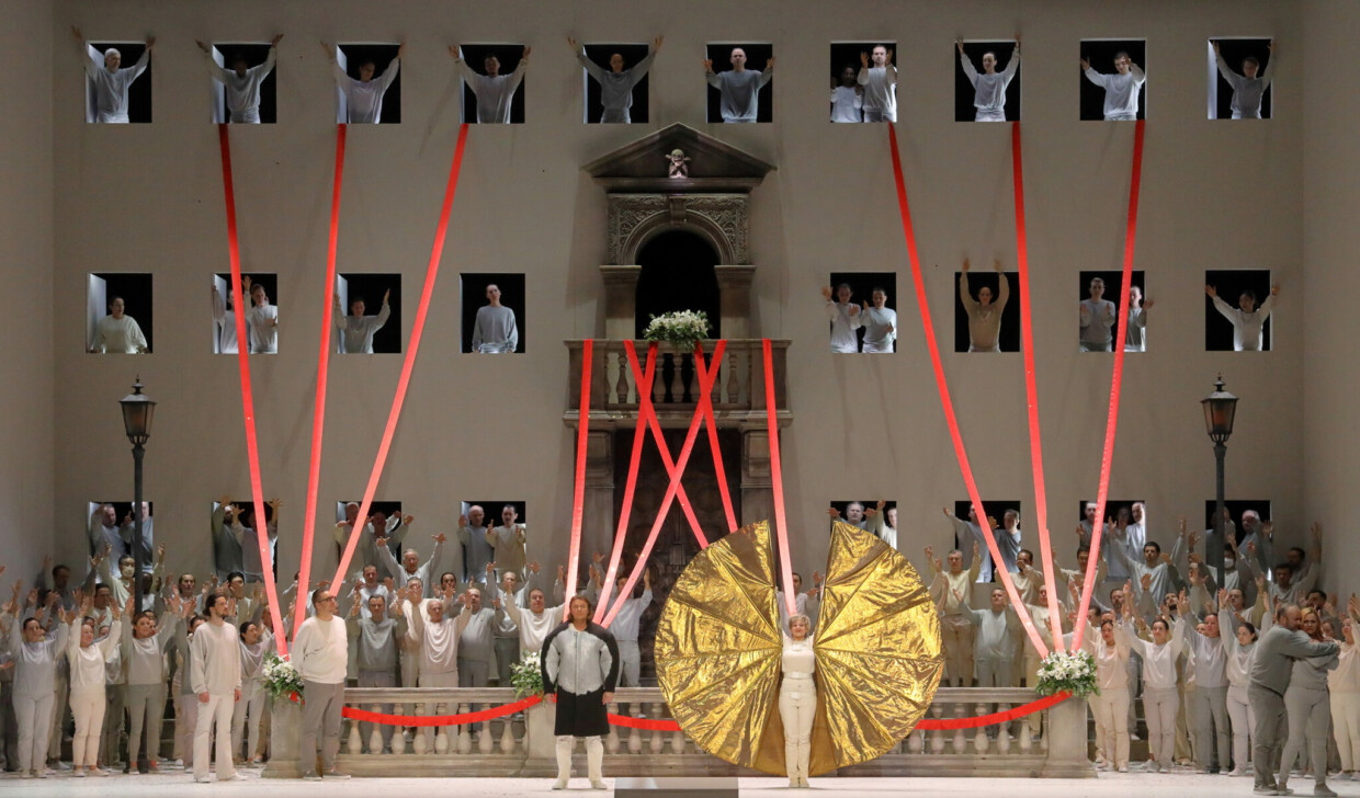 Szenenbild aus „Lohengrin“ an der Bayerischen Staatsoper München