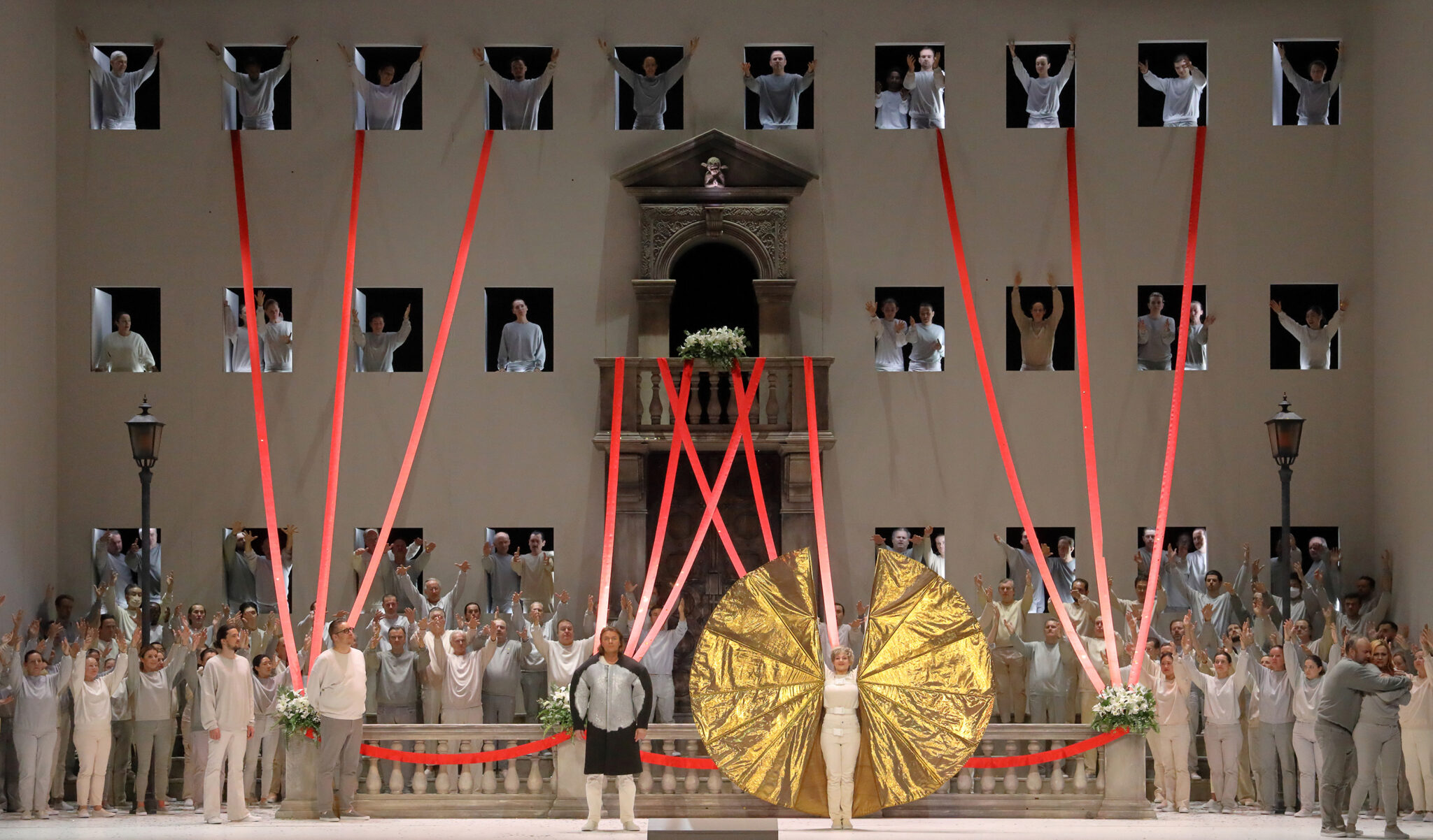 Szenenbild aus „Lohengrin“ an der Bayerischen Staatsoper München