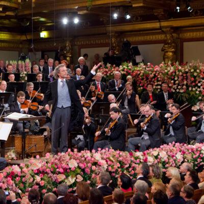 Die Wiener Philharmoniker im Goldenen Saal des Wiener Musikvereins mit dem Dirigenten des Neujahrskonzerts 2023: Franz Welser-Möst