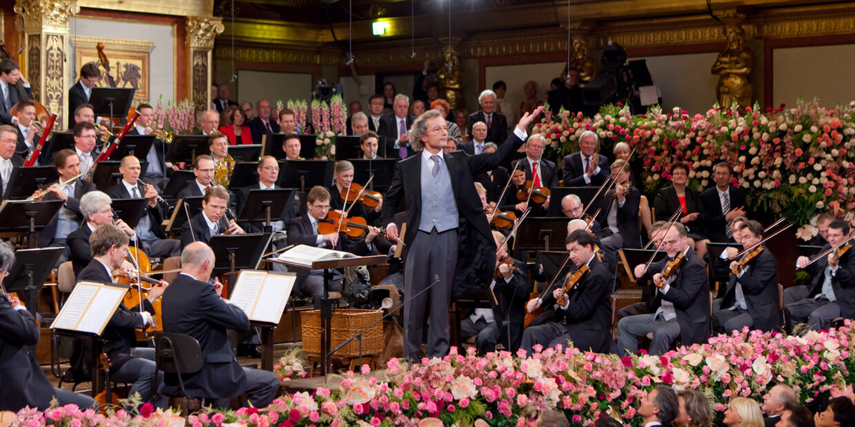 Die Wiener Philharmoniker im Goldenen Saal des Wiener Musikvereins mit dem Dirigenten des Neujahrskonzerts 2023: Franz Welser-Möst