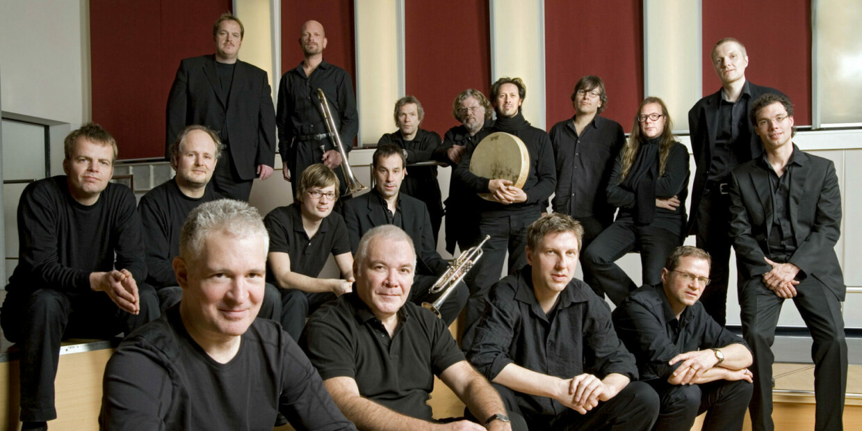Stehen gemeinsam mit Kinan Azmeh und Sängerin Aynur auf der Bühne der Laeiszhalle: NDR Bigband