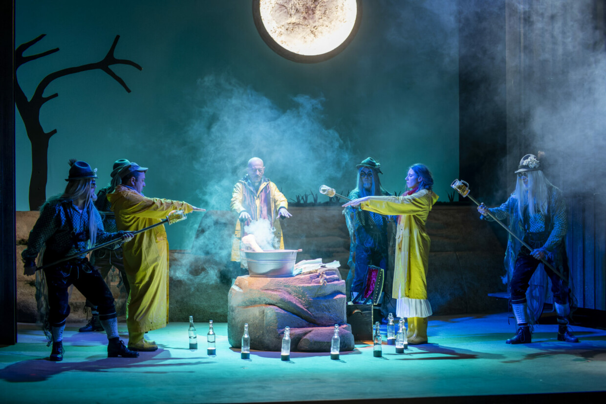Ivaylo Guberov (Max), Leander de Marel (Theophil) und Maria Rüssel (Letty) in Behles „Hopfen und Malz“