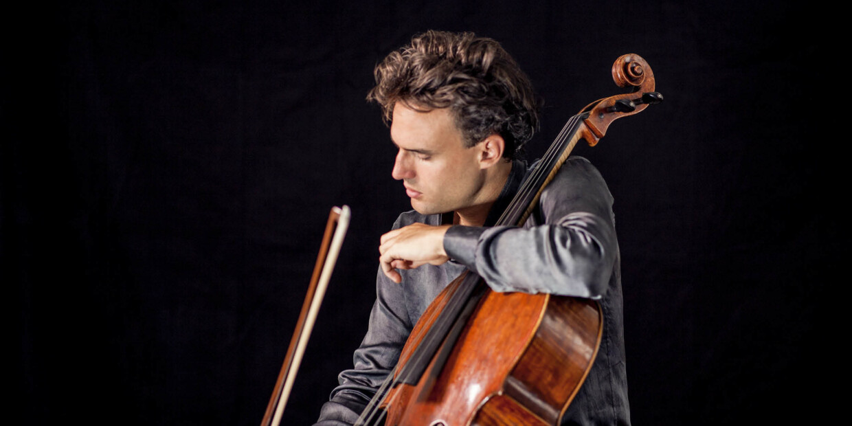 Cellist Leonard Elschenbroich gibt sein Wissen in Meisterkursen weiter und tritt auch als Dirigent auf.